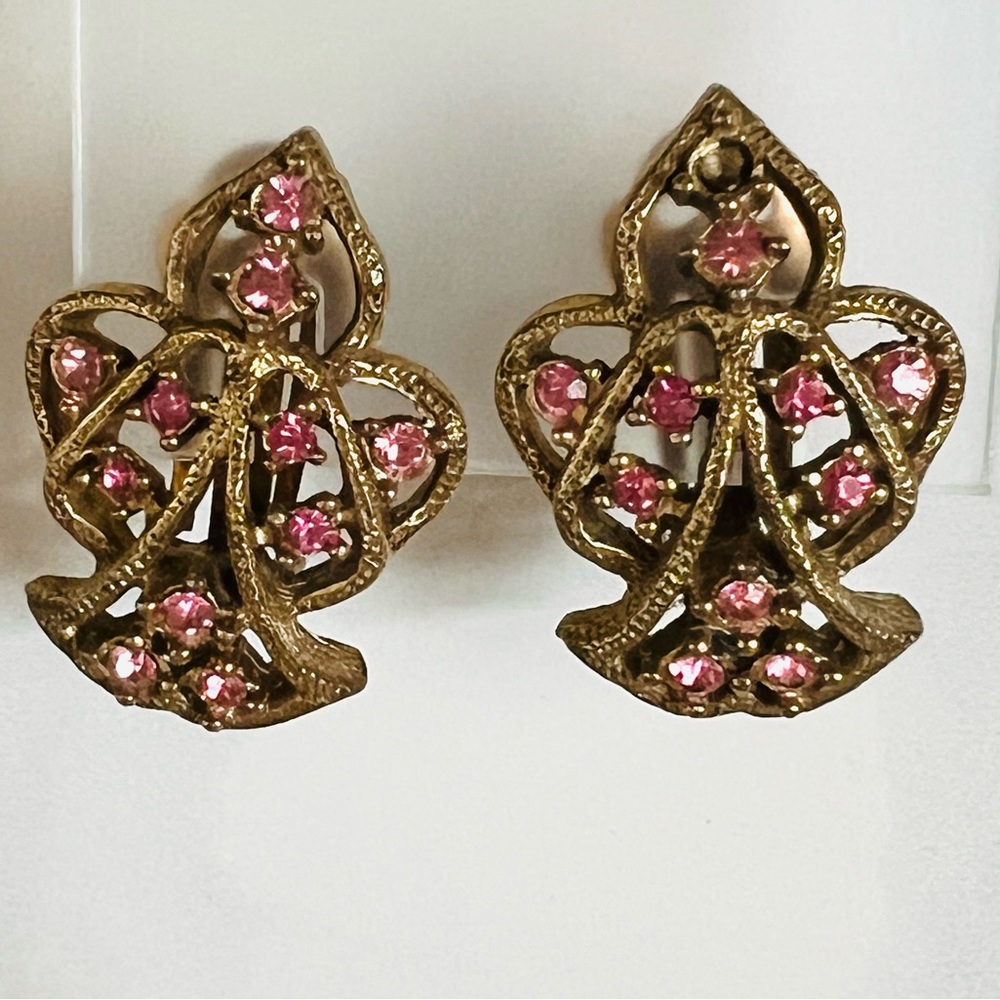 Vintage Ledo pink clip on earrings EUC